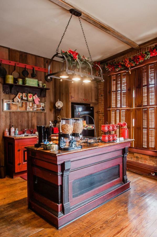 The Historic Wolf Hotel Ellinwood ภายนอก รูปภาพ
