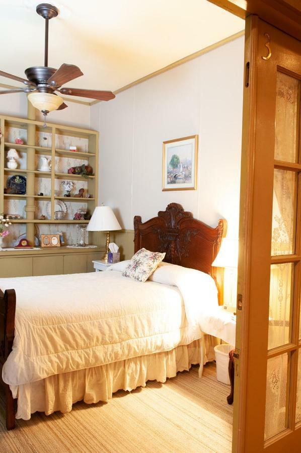 The Historic Wolf Hotel Ellinwood ภายนอก รูปภาพ