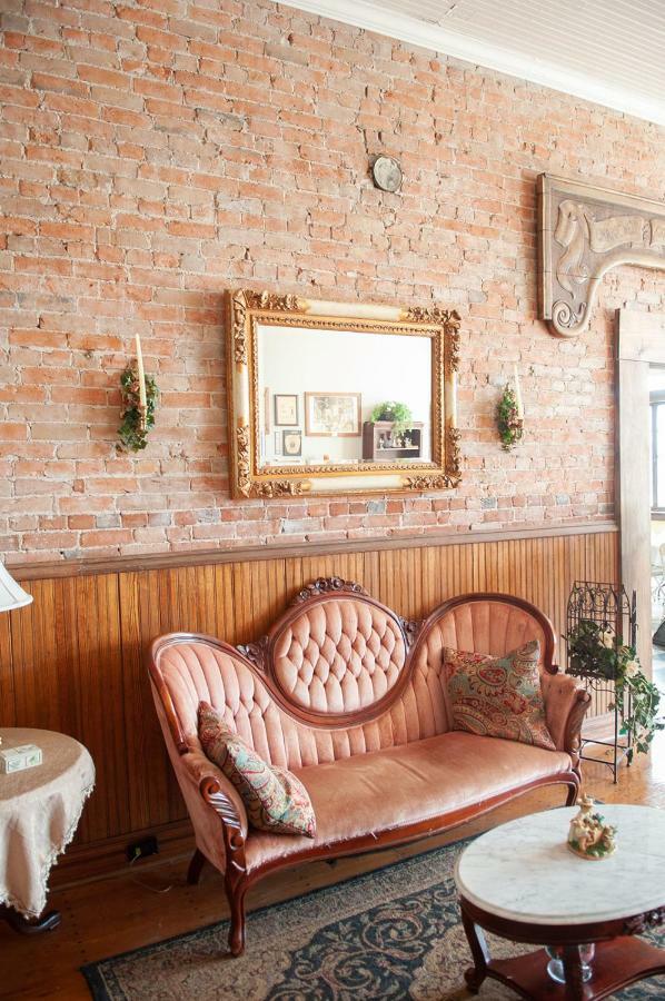 The Historic Wolf Hotel Ellinwood ภายนอก รูปภาพ