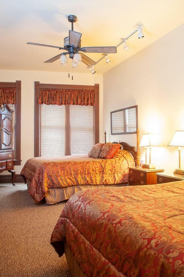 The Historic Wolf Hotel Ellinwood ภายนอก รูปภาพ