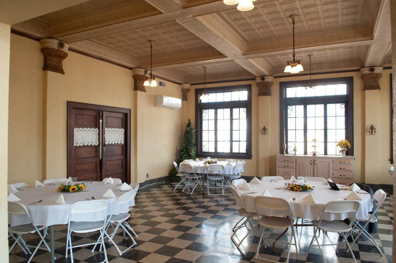 The Historic Wolf Hotel Ellinwood ภายนอก รูปภาพ