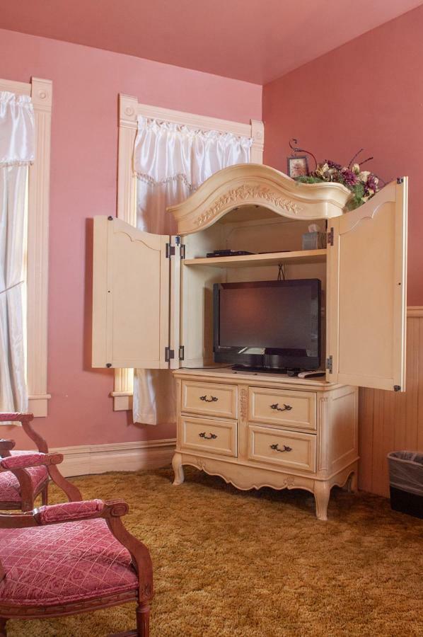 The Historic Wolf Hotel Ellinwood ภายนอก รูปภาพ