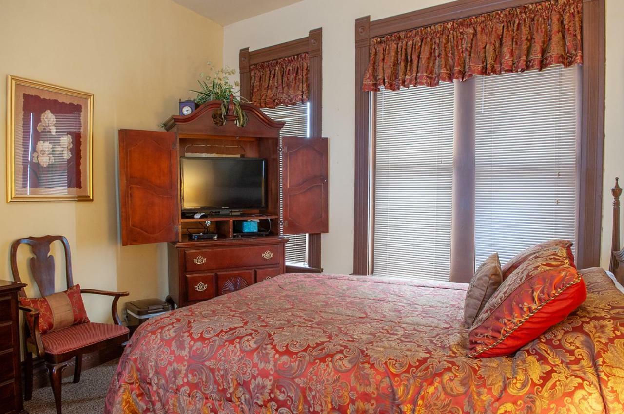 The Historic Wolf Hotel Ellinwood ภายนอก รูปภาพ