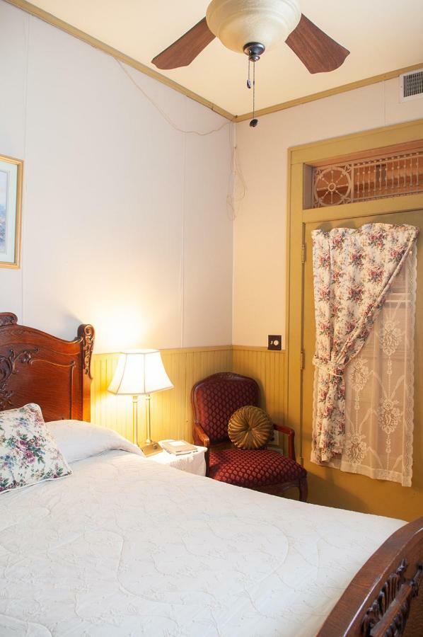 The Historic Wolf Hotel Ellinwood ภายนอก รูปภาพ