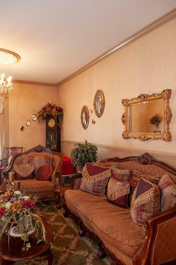 The Historic Wolf Hotel Ellinwood ภายนอก รูปภาพ