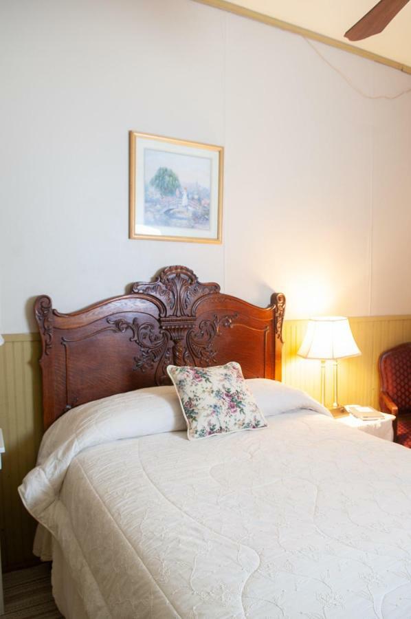 The Historic Wolf Hotel Ellinwood ภายนอก รูปภาพ