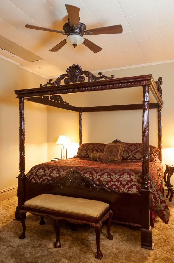 The Historic Wolf Hotel Ellinwood ภายนอก รูปภาพ
